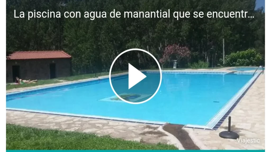 La piscina con agua de manantial que se encuentra en un pueblo de Cáceres
