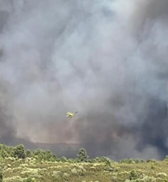 El incendio de La Vera evoluciona a peor y obliga a desalojar a cien niños de un campamento