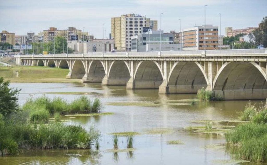 Los bomberos rescatan a un hombre que se había tirado al río desde el puente de la Universidad de Badajoz