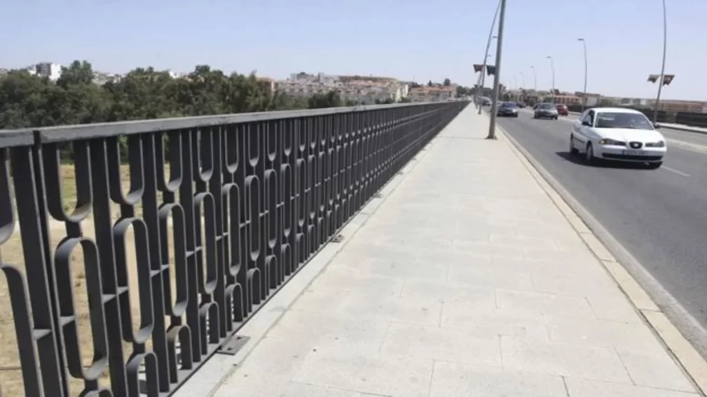 Muere una chica de 20 años en Mérida tras caer del puente