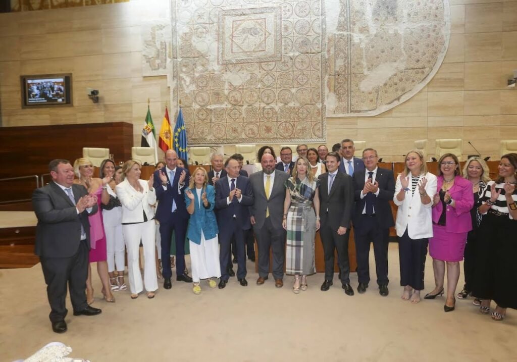 El Gobierno de Coalición PP-Vox en Extremadura Distribuirá Más de 230 Cargos Públicos