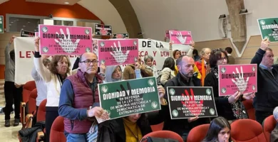 Las asociaciones de Memoria Histórica extremeñas protestan por la derogación de la ley que planean el PP y Vox