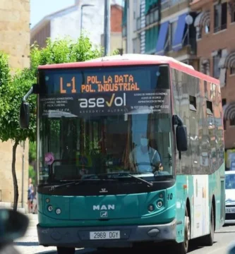 Unidas Podemos y El PSOE reclaman el cobro de los salarios adeudados a los trabajadores del autobús urbano de Plasencia. El gobierno local reconoce el retraso en los pagos y trabaja en su resolución. Entérate de los detalles aquí.