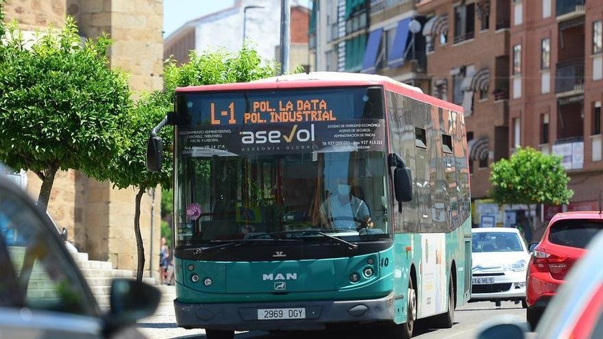 UP y PSOE reclaman el pago de los atrasos para los empleados del autobús urbano de Plasencia