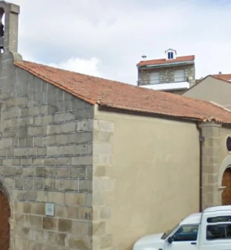 Una mujer saca un machete en la misa de una iglesia en Eljas, Cáceres, y lo lanza contra el Cristo del altar mayor. Afortunadamente, no hubo daños personales. Descubre todos los detalles de este incidente en el artículo.