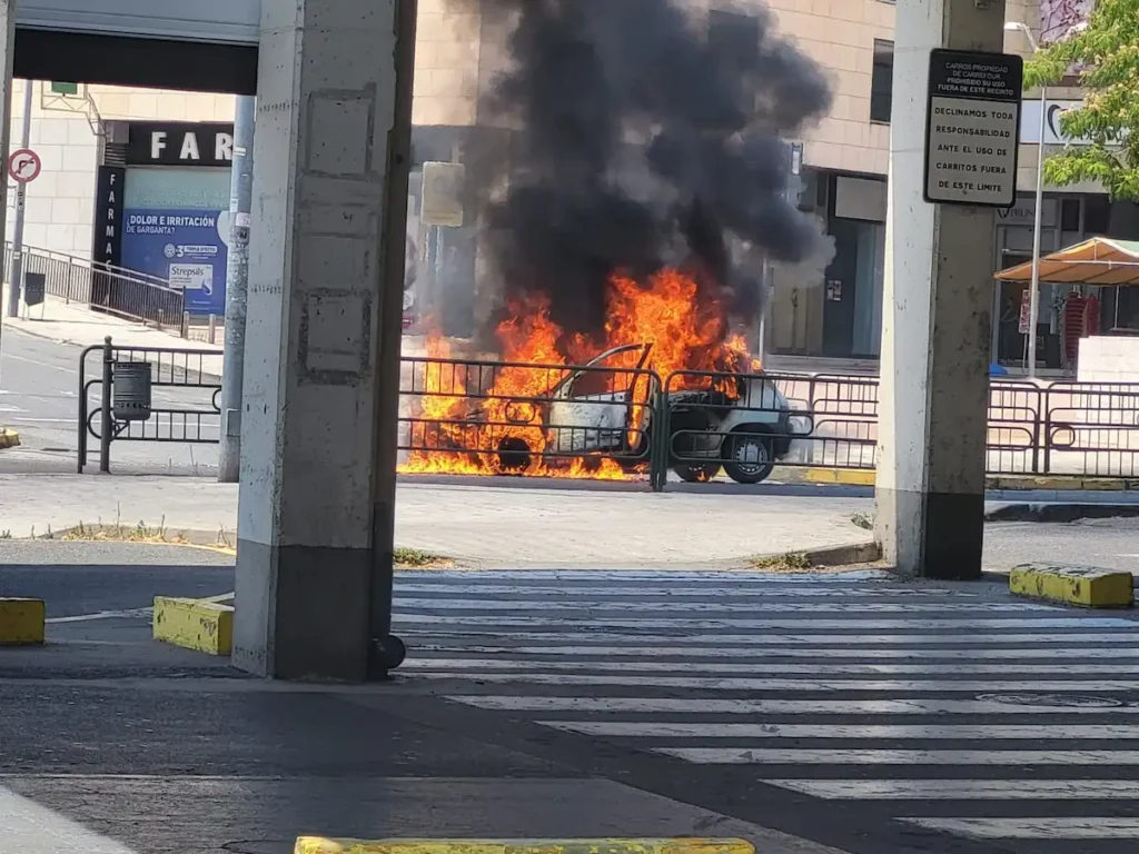 Incidente en Plasencia: Vehículo en Llamas Cerca del Carrefour