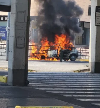Incidente en Plasencia: Vehículo en Llamas Cerca del Carrefour