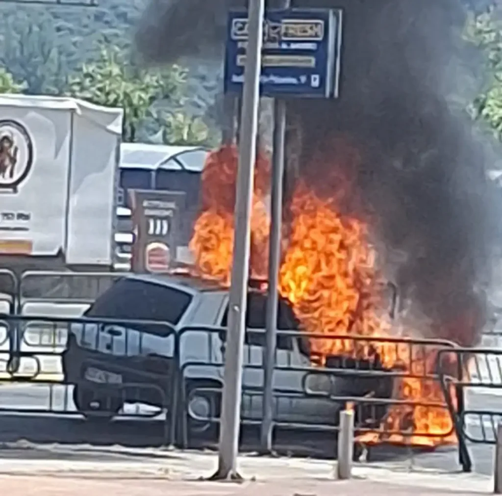 Incidente en Plasencia: Vehículo en Llamas Cerca del Carrefour