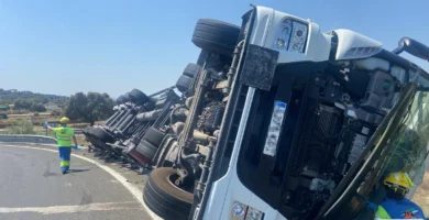 Accidente de un camión tras volcar en la Ex-A1 cerca de Navalmoral
