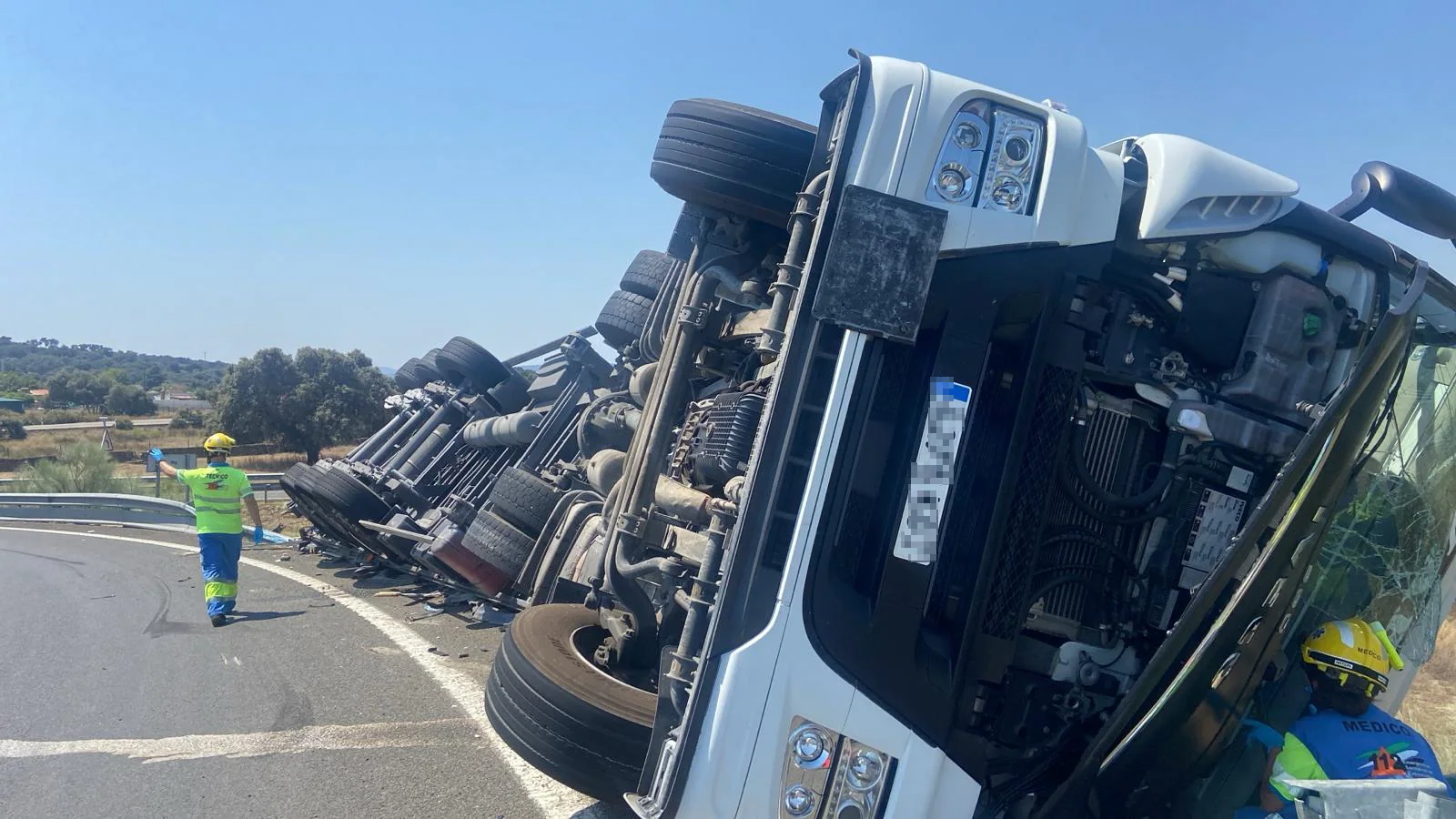 Accidente de un camión tras volcar en la Ex-A1 cerca de Navalmoral