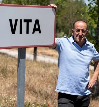 Escándalo en Vita: Alcalde protagoniza polémica por cantar canción con contenido pederasta