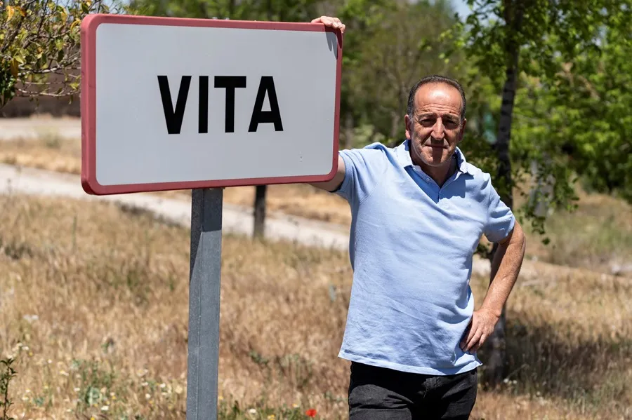 Escándalo en Vita: Alcalde protagoniza polémica por cantar canción con contenido pederasta