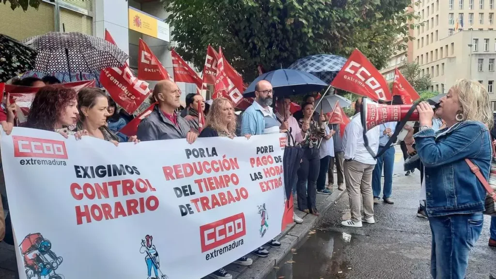 CCOO se moviliza en Badajoz para exigir el control de las horas extras no pagadas