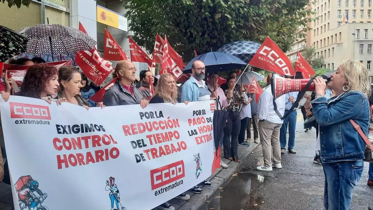 CCOO se moviliza en Badajoz para exigir el control de las horas extras no pagadas