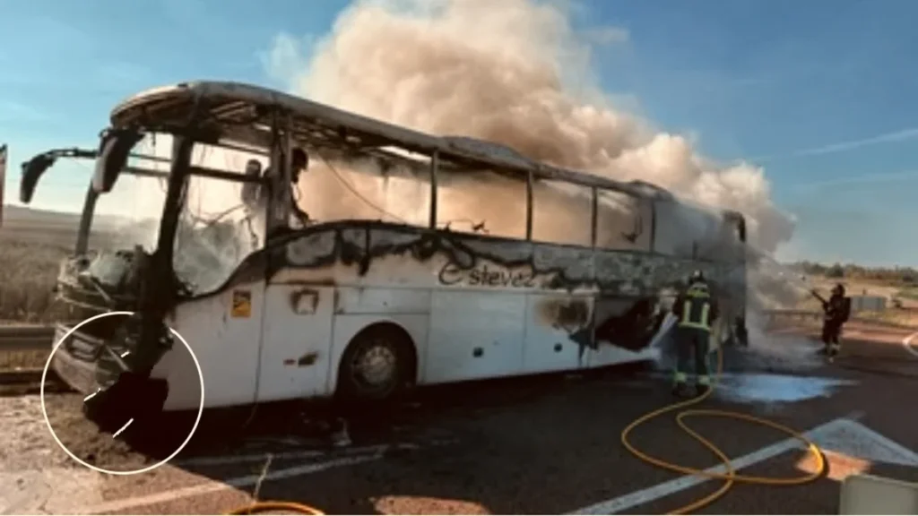 Incendio calcina un autobús con 30 pasajeros en la A-5 cerca de Mérida