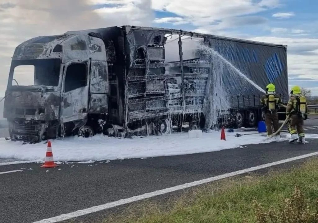 Incendio de un camión de envases plásticos corta la autovía EX-A1 en el Batán