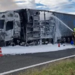 Incendio de un camión de envases plásticos corta la autovía EX-A1 en el Batán