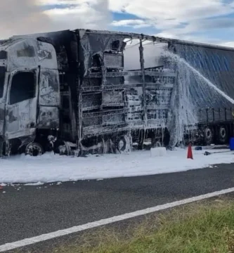 Incendio de un camión de envases plásticos corta la autovía EX-A1 en el Batán