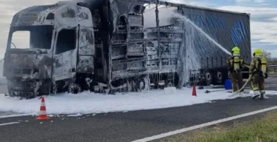 Incendio de un camión de envases plásticos corta la autovía EX-A1 en el Batán