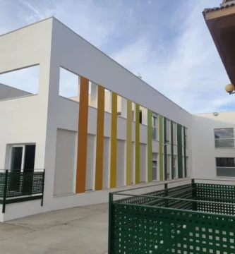 Inaguración de nuevo Colegio de San Miguel en Plasencia con crítica incluida