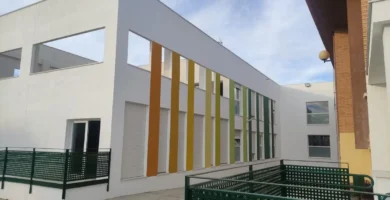 Inaguración de nuevo Colegio de San Miguel en Plasencia con crítica incluida