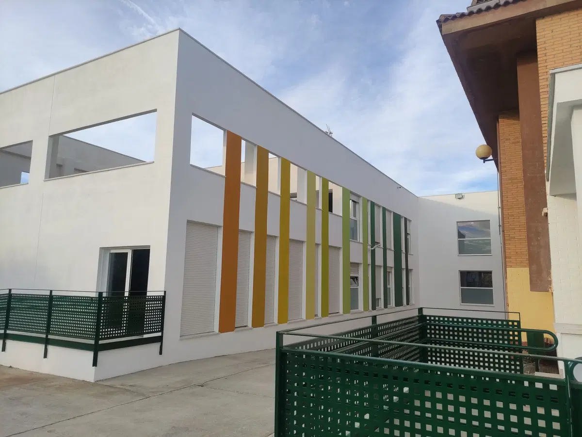 Inaguración de nuevo Colegio de San Miguel en Plasencia con crítica incluida