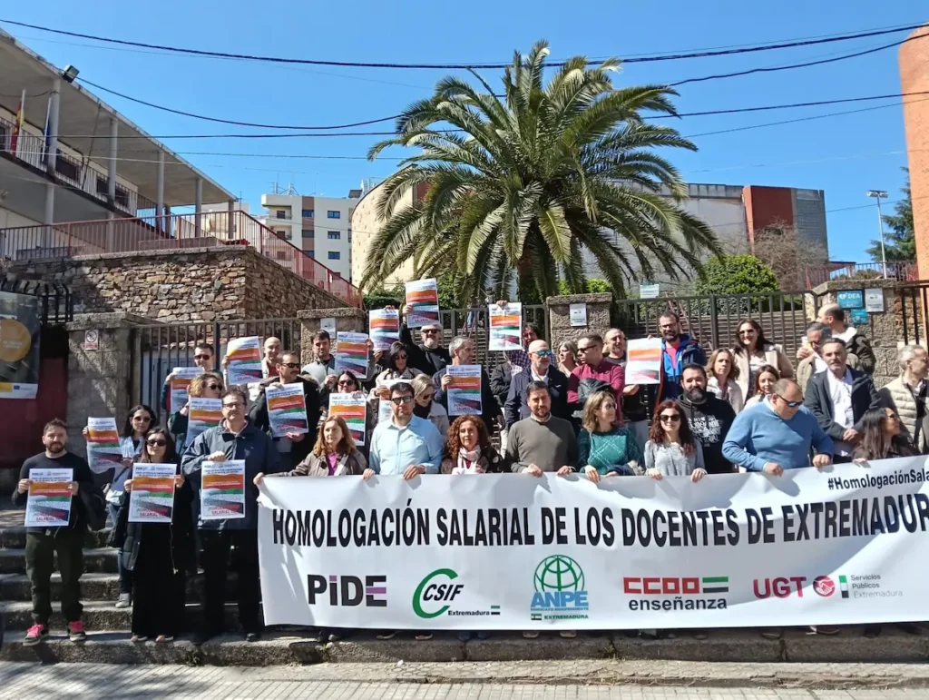Los docentes extremeños intensifican sus protestas: "Ni un euro al día es una porquería"