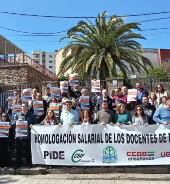 Los docentes extremeños intensifican sus protestas: "Ni un euro al día es una porquería"