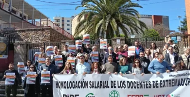 Los docentes extremeños intensifican sus protestas: "Ni un euro al día es una porquería"