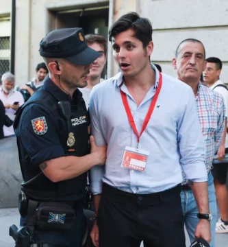 El PP y VOX protegen a sus camisas negras con micrófonos