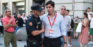 El PP y VOX protegen a sus camisas negras con micrófonos