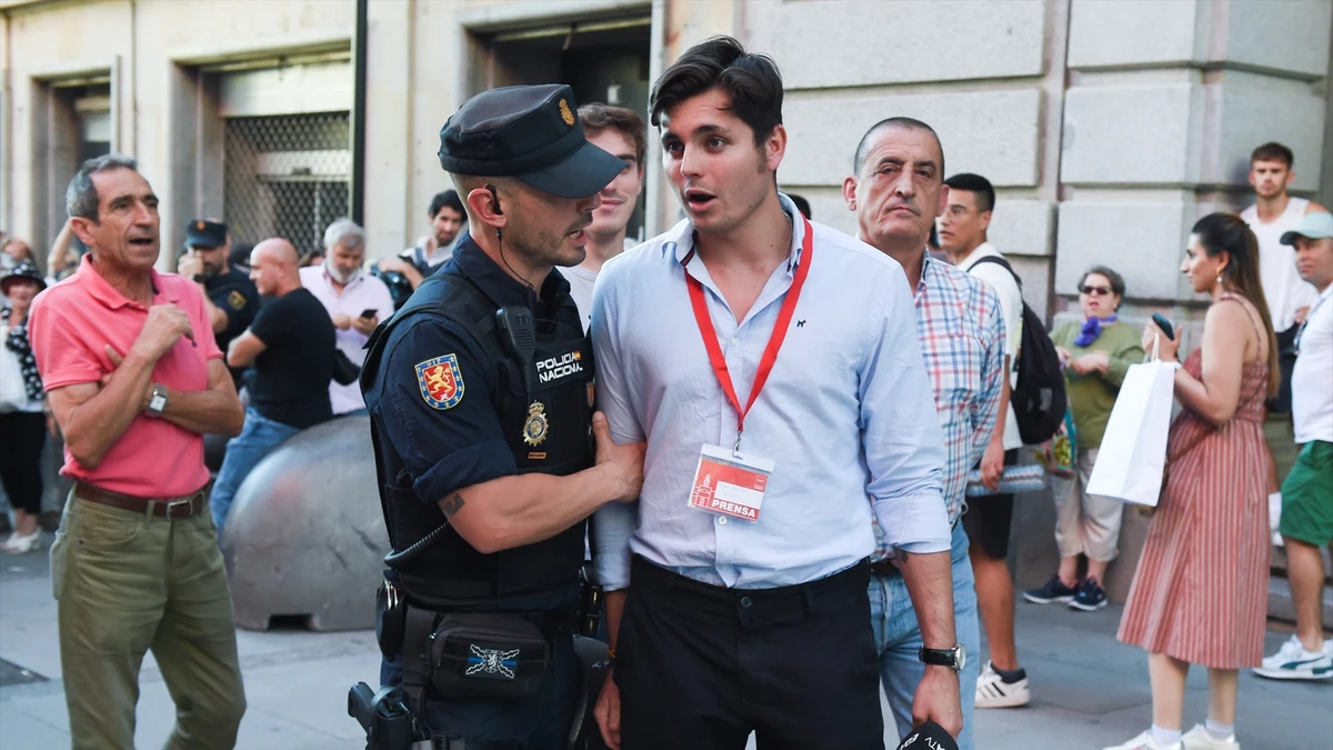 El PP y VOX protegen a sus camisas negras con micrófonos